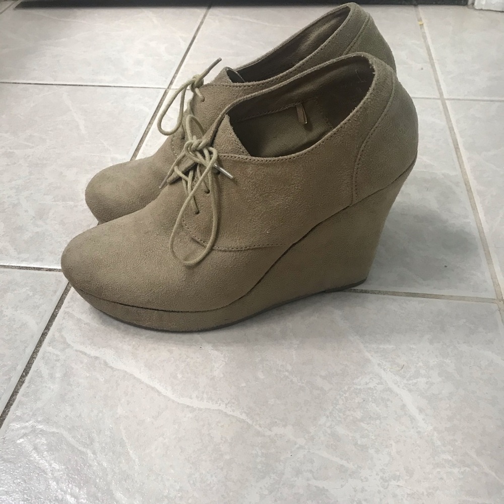 Women’s shoe/wedge/heels